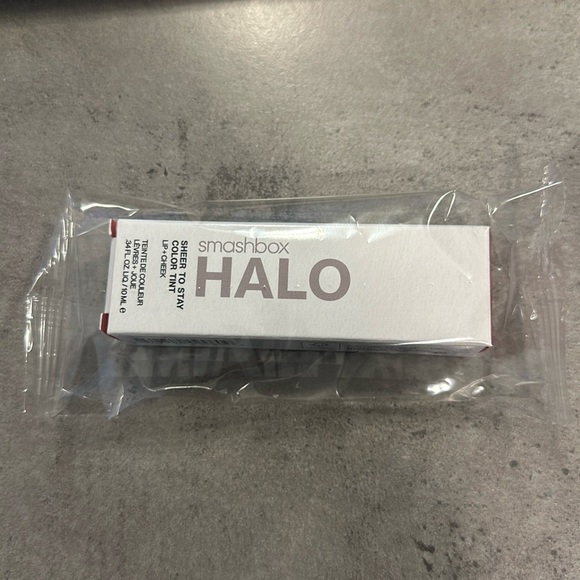 Smashbox
Halo Sheer To Stay Colour Tint - Picture 2 of 2